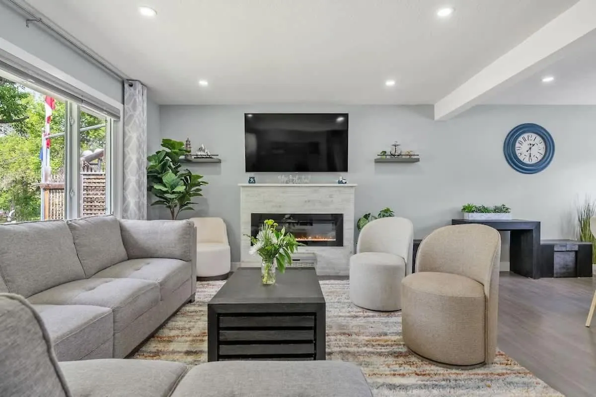 Holiday home The Experience - Pool Hot Tub Theater Games Rm Pub Villa Calgary